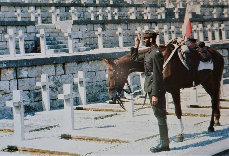 Włodzimierz Wowa Brodecki i koń Kamea na cmentarzu żołnierzy polskich na Monte Cassino, 1984 rok 