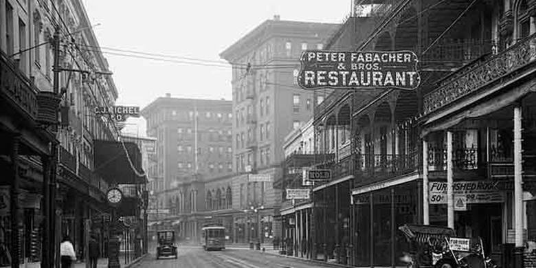 Ulica we French Quarter  w Nowym Orleanie. W tym mieście najdłużej mieszkał Sam Zemurray