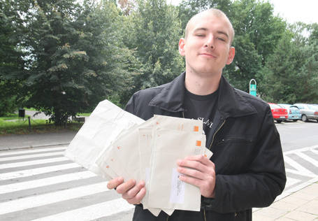 Janusz Hermut znalazł wczoraj dziesięć zapieczętowanych faktur Orange na osiedlowym śmietniku przy ul. Armii Krajowej 78. 