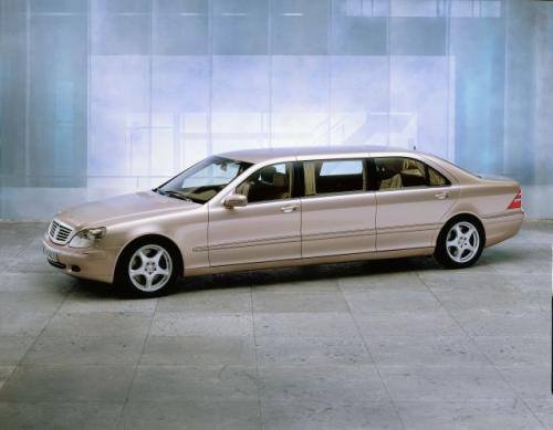 Fot. Mercedes-Benz: Limuzyną można pojechać do  ślubu, na pogrzeb, chrzciny, studniówkę. Wystarczy tylko ją wynająć. Na zdjęciu Mercedes-Benz klasy S