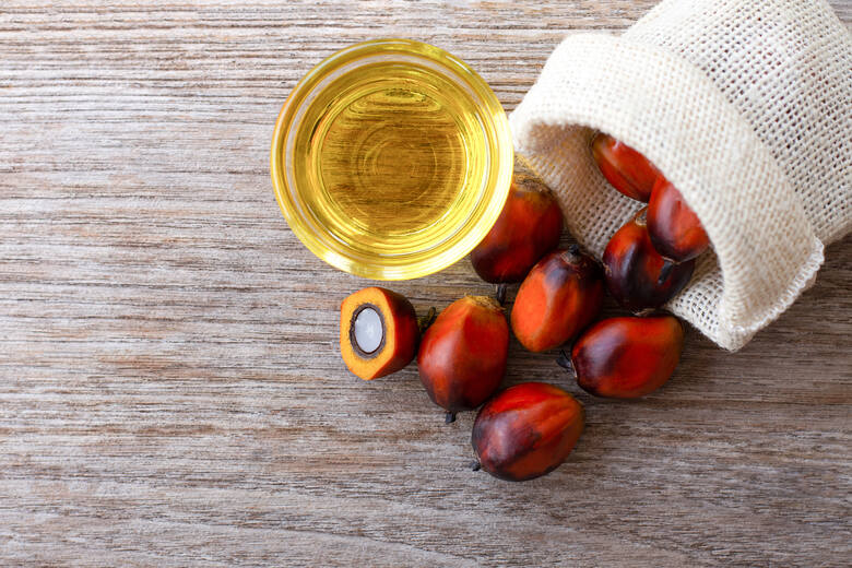 Owoce palmy olejowej i olej palmowy w szklance