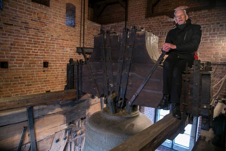 Andrzej Bochniak jako dzwonnik i mechanik dogląda także śrub utrzymujących Zygmunta na drewnianej konstrukcji.