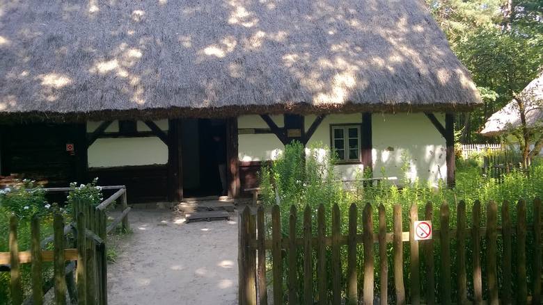 Chata z Potrzebowa, datowana na 1675 rok, jest najstarszym w Polsce drewnianym budynkiem mieszkalnym.
