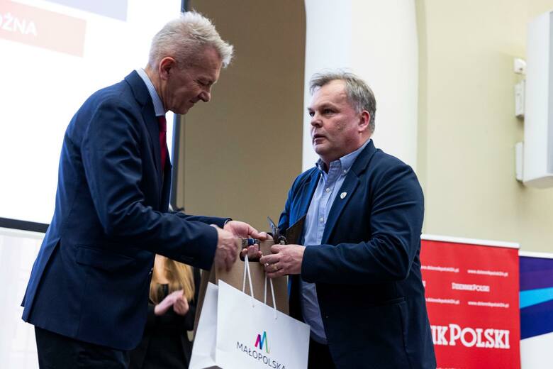 Tomasz Tułacz odbiera nagrodę z rąk redaktora naczelnego Macieja Kwaśniewskiego
