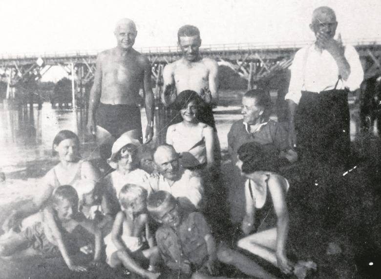Rok 1935. Gdy na wiosnę w Zbójsku wylewał Niemen, uczniowie byli dowożeni do szkoły łódką.