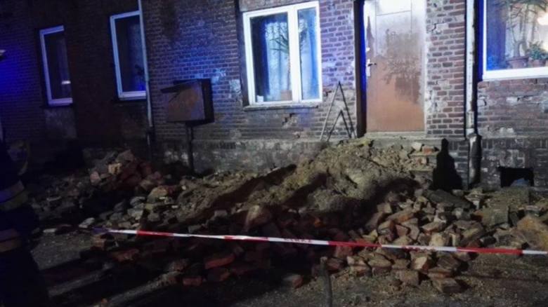 Zawaliła się ściana kamienicy przy ulicy Sobieskiego w Wojkowicach.