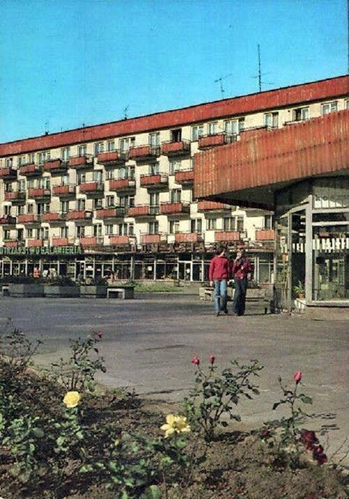 Dobrze znany fragment ulicy Poznańskiej w Krośnie Odrzańskim. Fotografia pochodzi z 1977 r. 