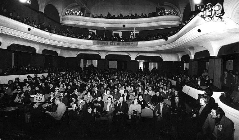 Spotkanie członków NSZZ "Solidarność" z przedstawicielami władz w Teatrze Cypriana Kamila Norwida w Jeleniej Górze, 1 grudnia 1980 r. 