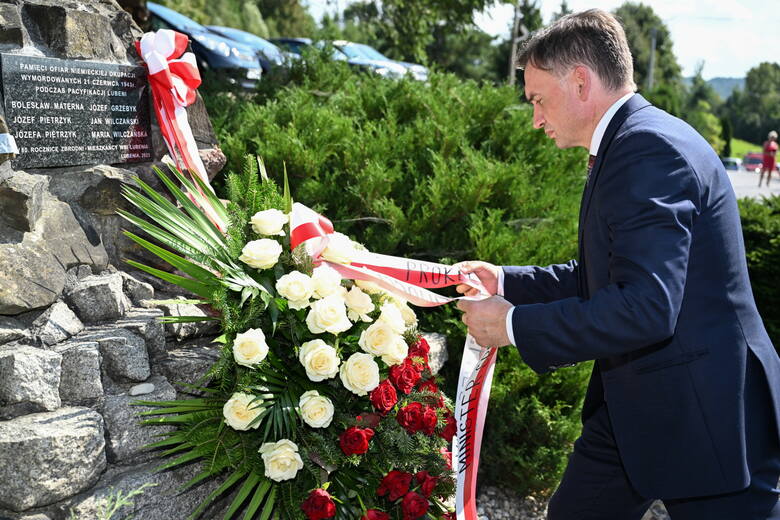 Minister sprawiedliwości, prokurator generalny Zbigniew Ziobro złożył kwiaty przed tablicą "Pamięci ofiar niemieckiej okupacji wymordowanych