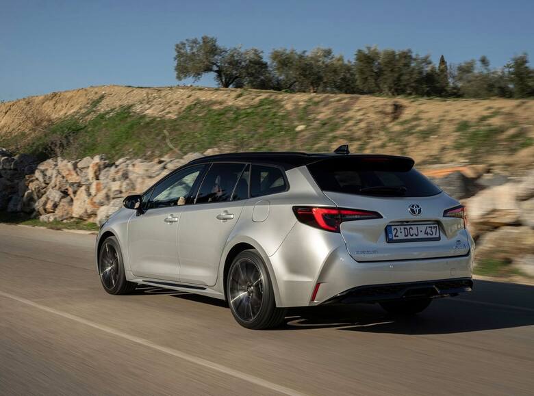 Opel Astra i Toyota Corolla to dwaj odwieczni rywale, którzy walczą o uwagę klientów i od lat stanowią wyznacznik w segmencie. Obecnie sytuacja trochę