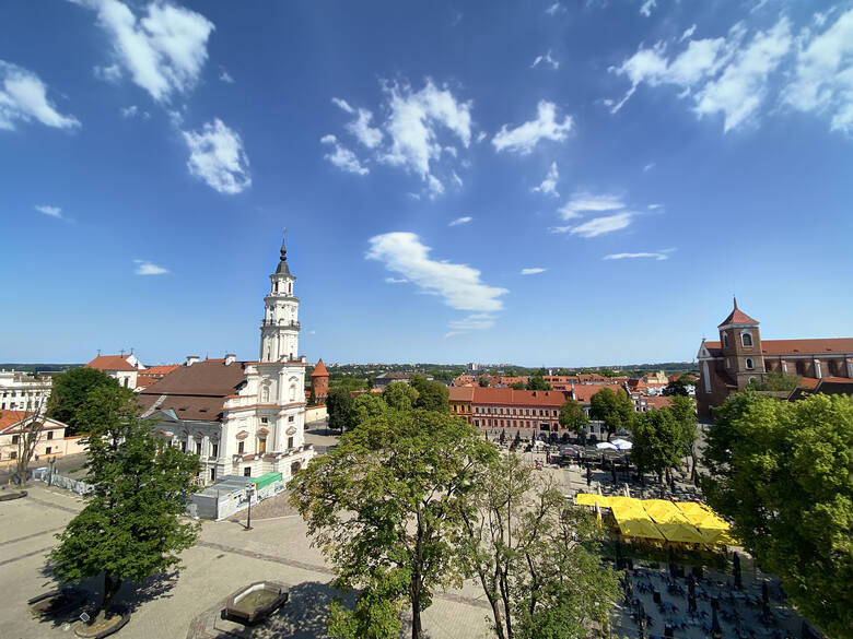 Widok na Plac Ratuszowy w Kownie – w tle budynek ponad 50-metrowego ratusza.