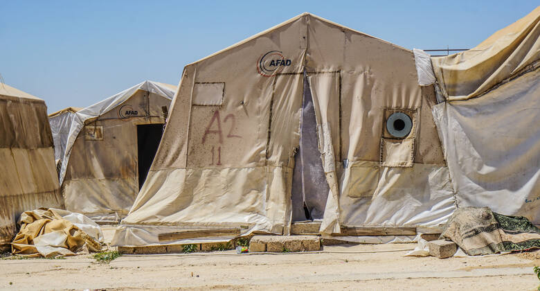 W obozach dla uchodźców ludzie mieszkają w namiotach, w których latem panują wysokie temperatury, a w porze deszczowo-zimowej jest chłodno i wilgotno