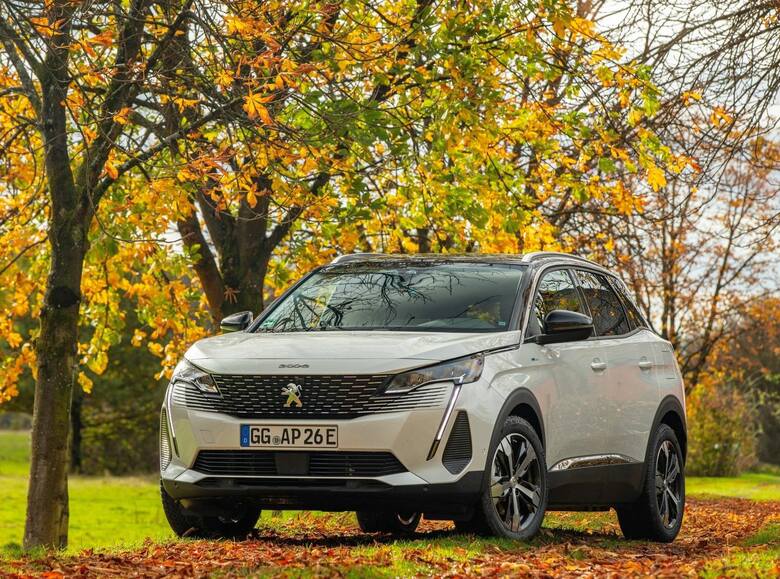 Oba modele oferują sporo przestrzeni, praktyczne wnętrze i dużo komfortu dla całej rodziny, choć są skierowane do nieco innych grup odbiorców. Peugeot