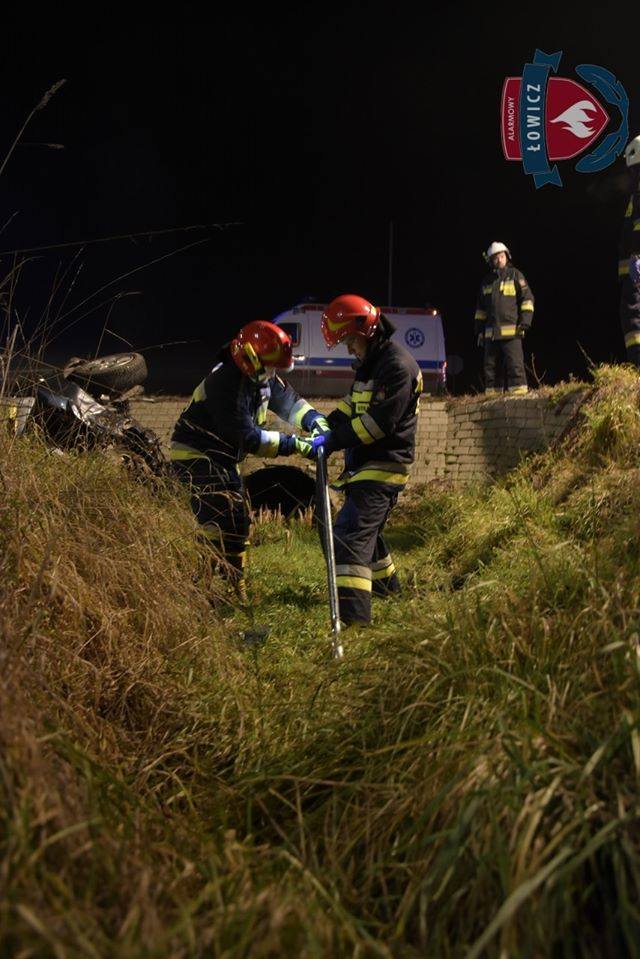 Wypadek pod Łowiczem. Nastoletnia dziewczyna została ranna [ZDJĘCIA]