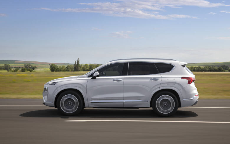 Hyundai Santa Fe Hyundai ogłosił wprowadzenie do oferty nowego Santa Fe, który pojawi się w salonach już w grudniu. Po raz pierwszy dostępna będzie także