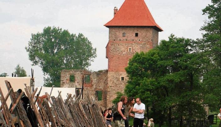 Chudów. Z XVI-wiecznego zamku w stuleciu XX ostały się tylko mury. Fundacja "Zamek Chudów" odbudowała wieżę, w której działa dziś muzeum.