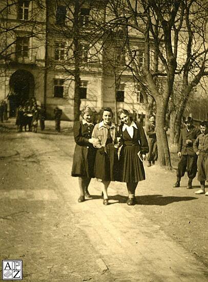 Kwiecień 1950 rok. Liceum w Radecznicy. Fotografie przekazał do APZ Jerzy Dąbek