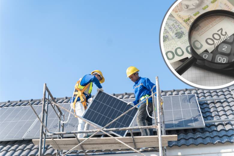 technicy montują panele słoneczne na dachu