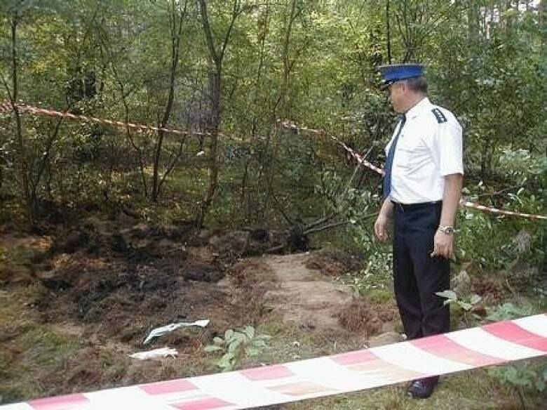 Ówczesny rzecznik prasowy policji w Lesznie wskazuje miejsce ukrycia zwłok Marzeny w lesie pod Lesznem