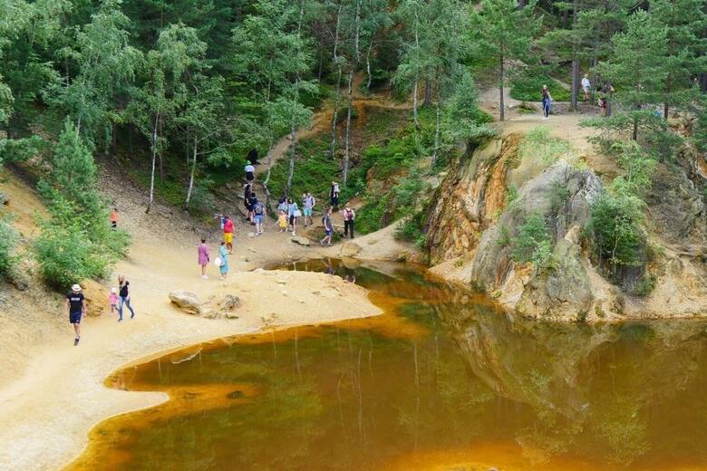 Na zdjęciu widać Żółte Jeziorko, czyli jedno z czterech, jakie spotkamy na terenie Rudawskiego Parku Krajobrazowego. Ich kolor uzależniony jest od składu