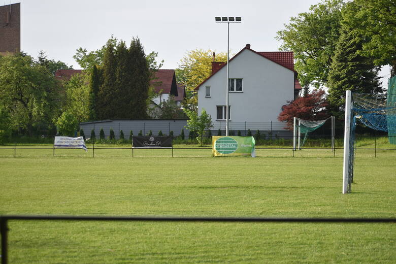 Widok od strony głównego boiska LKS Jawiszowice. W tyle boisko treningowe, graniczące z prywatnymi posesjami.