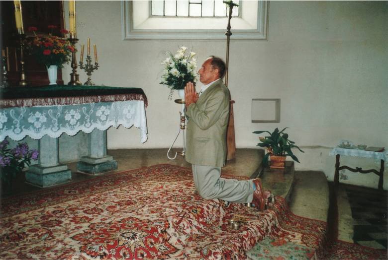Rydoduby, sierpień 2006 roku. Zenon Borowski przed ołtarzem w kościele, w którym został ochrzczony