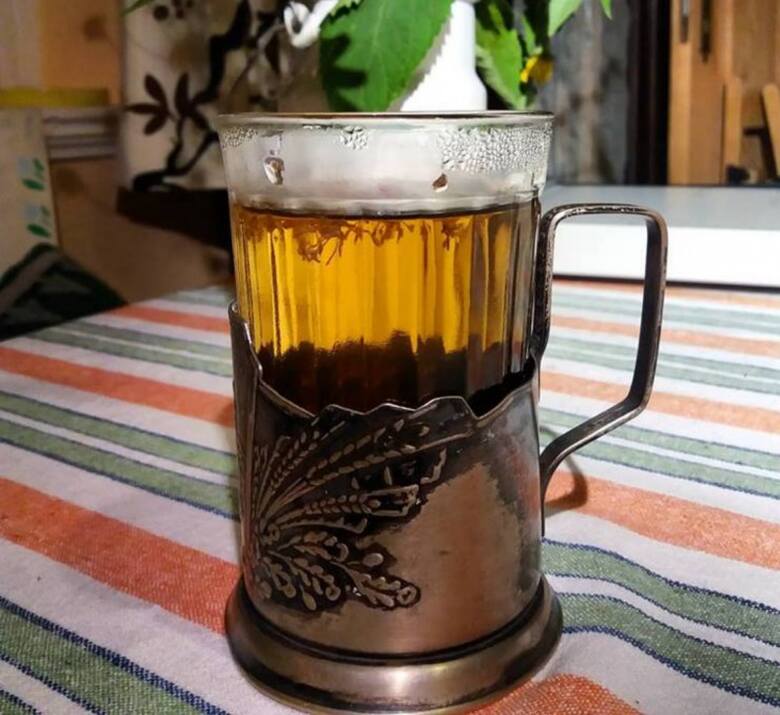 Herbata iwan czaj ma charakterystyczny, wyrazisty smak. Najlepiej smakuje podana w tradycyjny sposób.
