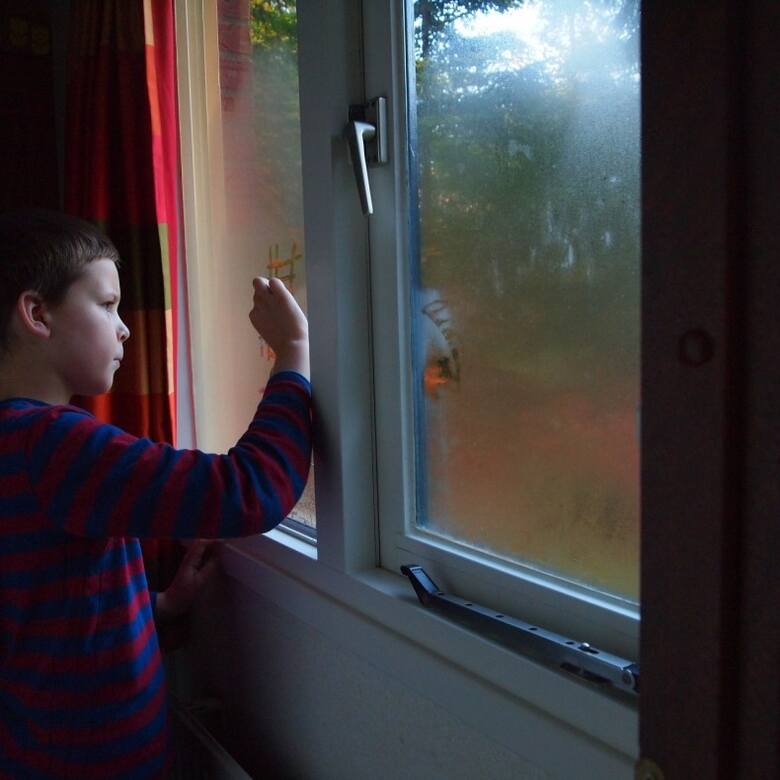 Pokoje dziecięce w ogóle wymagają staranie przemyślanych aranżacji, a utrudnienie malcowi dostępu do okna jest dodatkowym problemem.