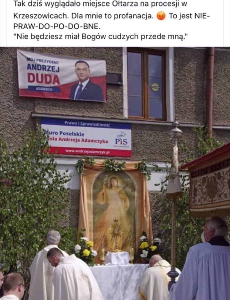 Hit czy kit? Ołtarz na Boże Ciało w Krzeszowicach pod plakatami z Andrzejem Dudą