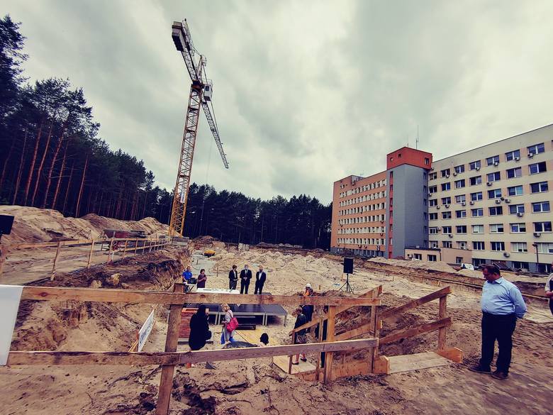Symboliczny moment rozpoczęcia budowy bloku operacyjnego w szpitalu w Nowej Soli.