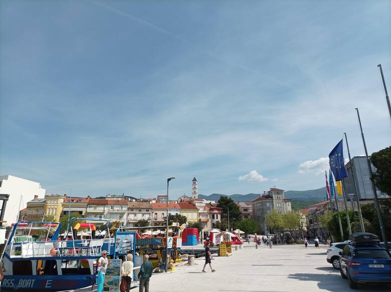 Przystań przylegająca do Placu Stjepana Radica to turystyczne centrum Crikvenicy.
