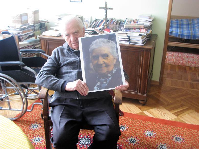 Ks. prałat Zygmunt Nabzdyk z portretem mamy (na co dzień to zdjęcie wisi nad jego biurkiem w Domu Księży Emerytów). 