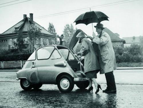 Fot. BMW: Właśnie o to chodzi – największą zaletą tego auta jest ochrona przed deszczem. Takiego luksusu nie zapewniał żaden motocykl.