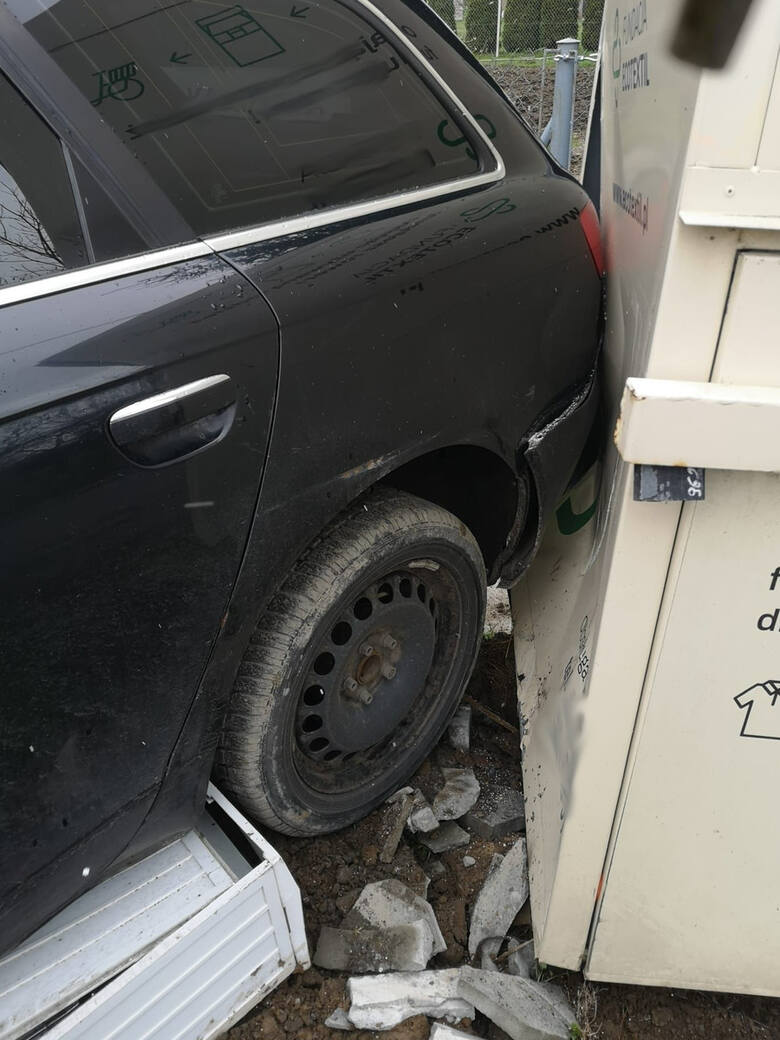 W Żurawicy pijany kierowca wjechał w kontener na używaną odzież. Odpowie za znieważenie policjantów [ZDJĘCIA]