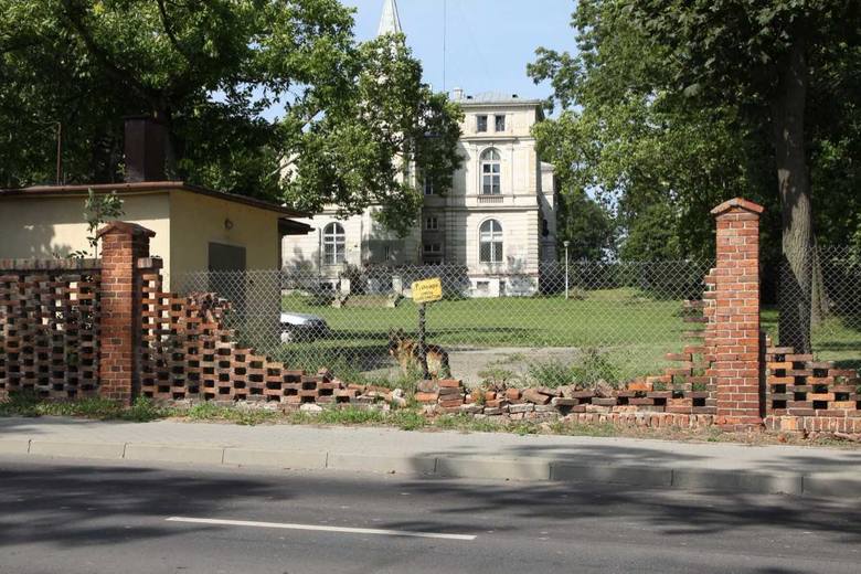 Ogrodzenie zabytkowego pałacu w Wieńcu jest w rozsypce.  Z roku na rok zabytek i otoczenie niszczeje.