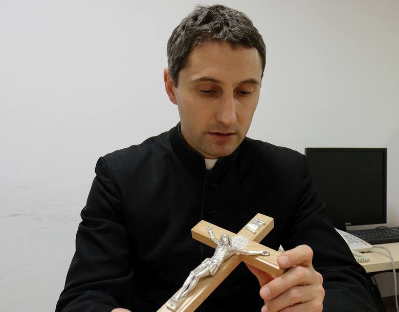 Ks. Adam Anuszkiewicz pracuje w parafii Wszystkich Świętych w Białymstoku. Jest też kapelanem w zakładzie poprawczym i jednym z trzech egzorcystów w