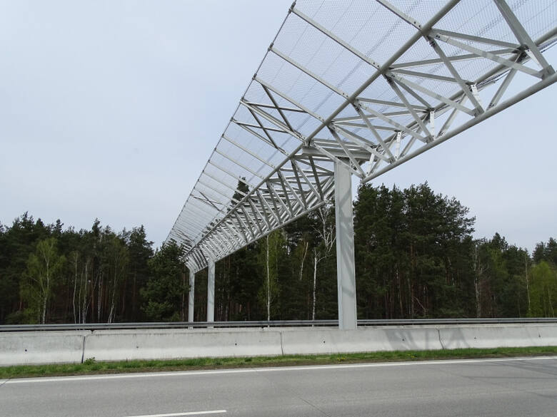 Nad dwoma odcinkami dróg ekspresowych, S3 pomiędzy Szczecinem i Gorzowem oraz S8 pomiędzy węzłami Wieluń i Złoczew można spotkać specjalne bramownice