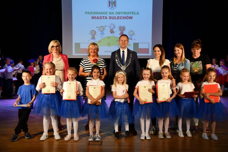 Uroczyste pasowania dzieci z miejskich przedszkoli na obywateli miasta Sulechów odbyło się w sali widowiskowej Sulechowskiego Domu Kultury.