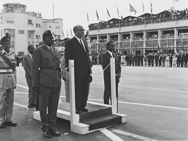 Idi Aman (z przodu z lewej strony) w 1966 roku jako naczelny dowódca wojsk Ugandy.