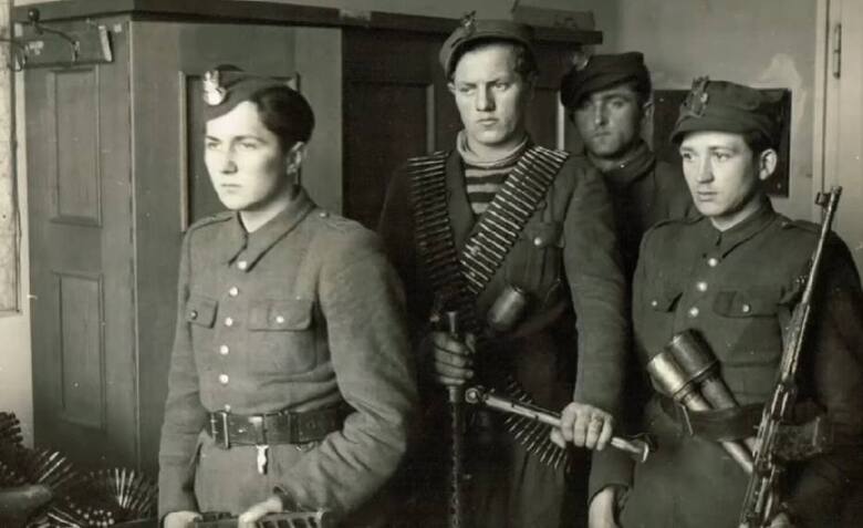 Żołnierze oddziału „Bora", od lewej: „Borys", „Lis", „Kruk" i „Tarzan". Zdjęcie wykonano podczas amnestii