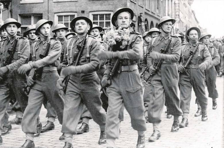 Pod koniec II wojny światowej Polskie Siły Zbrojne na Zachodzie liczyły około 240 tys. żołnierzy. Na zdjęcie defilada w wyzwolonej Bredzie