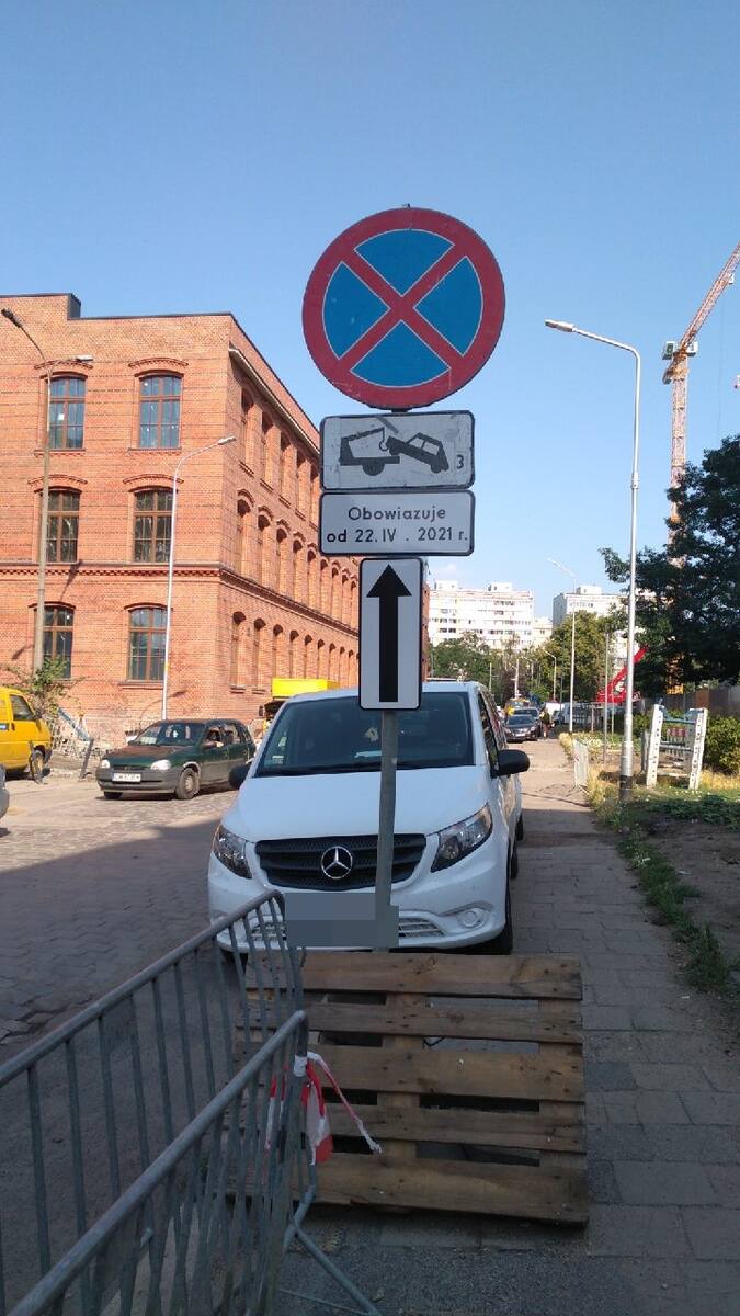 Znak zakazu zatrzymania się przy ul. Sikorskiego