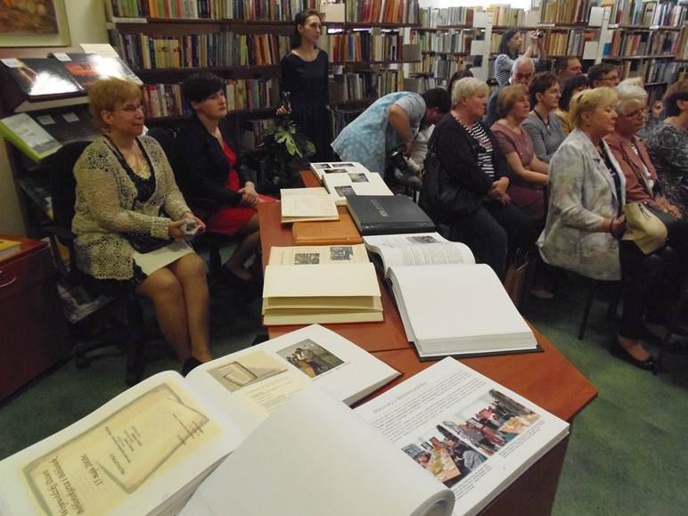 Na urodziny tucholskiej biblioteki zorganizowano szereg uroczystości i nie zabrakło tradycyjnego tortu jubileuszowego. 