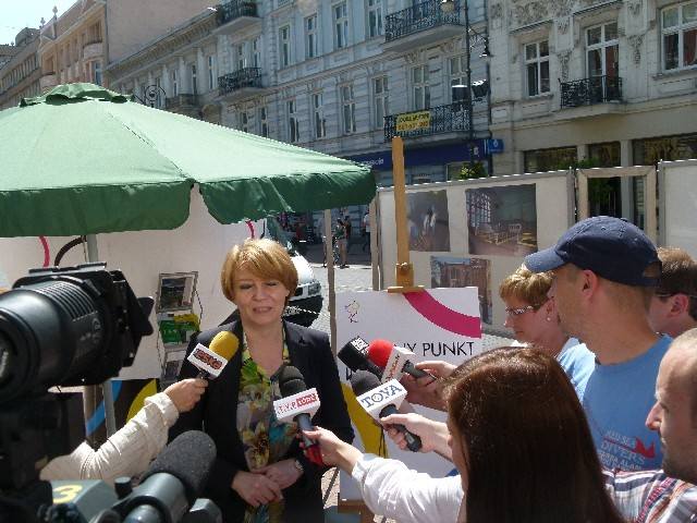 Prezydent Zdanowska zapowiedziała, że urzędników na ulicy będzie można spotkać zawsze gdy będą podejmowane ważne sprawy dla mieszkańców.