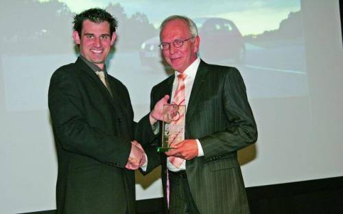 Fot. VW - Dr Ridiger Schengel, kierownik działu budowy silników z zapłonem iskrowym odbiera nagrodę.