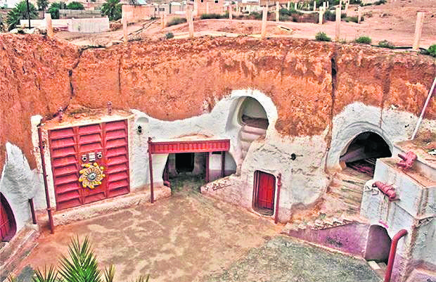 Hotel Sidi Driss z Tunezji „zagrał”_w filmie dom Luke’a Skywalkera znajdujący się na planecie Tatooine. To jedno z najbardziej znanych miejsc z „Gwiezdnych Wojen”