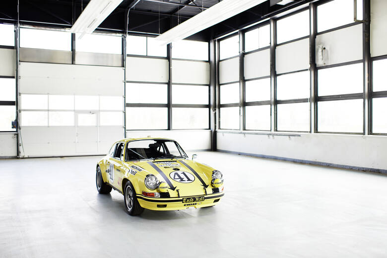 Porsche 911 2.5 S/T.Z okazji otwarcia wystawy Techno Classica w Essen oddział Porsche Classic prezentuje odnowiony egzemplarz Porsche 911 2.5 S/T z bogatą