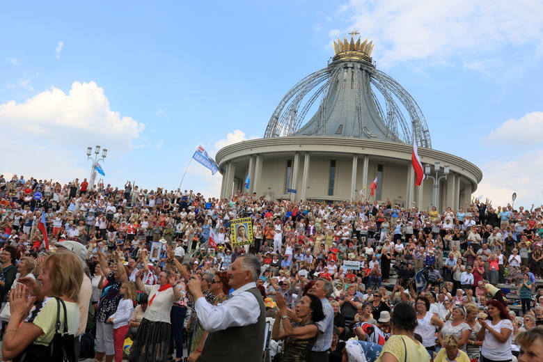 Słuchacze Radia Maryja śpiewali i tańczyli na placu przed nową świątynią, któą konsekrowano 18 maja tego roku.