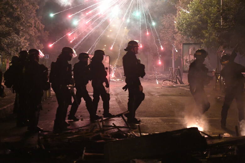 W Clermont-Ferrand  na policję spadł deszcz fajerwerków z moździerzy