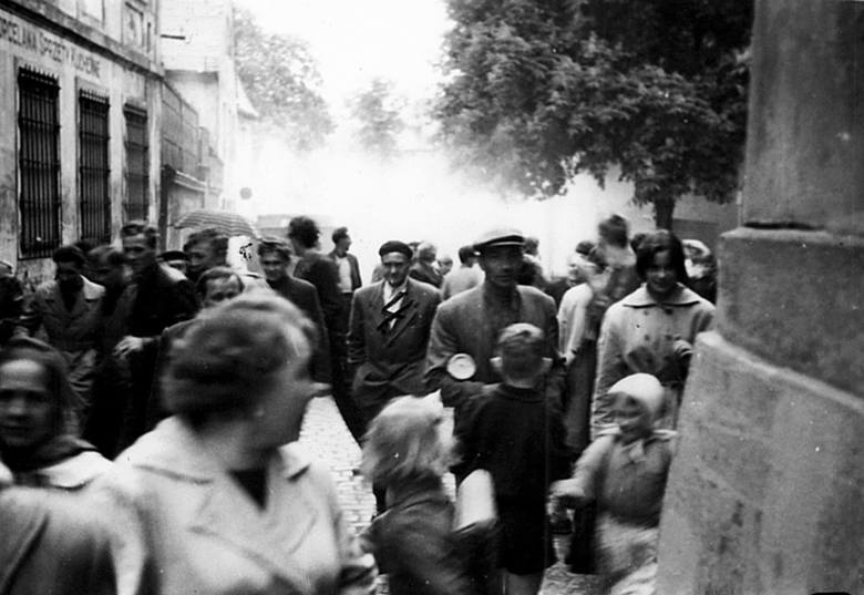 Ul. Mickiewicza. Protestujący uciekają przed gazem. Krzyżykiem (w środku) oznaczono „aktywnego uczestnika zajścia”. 